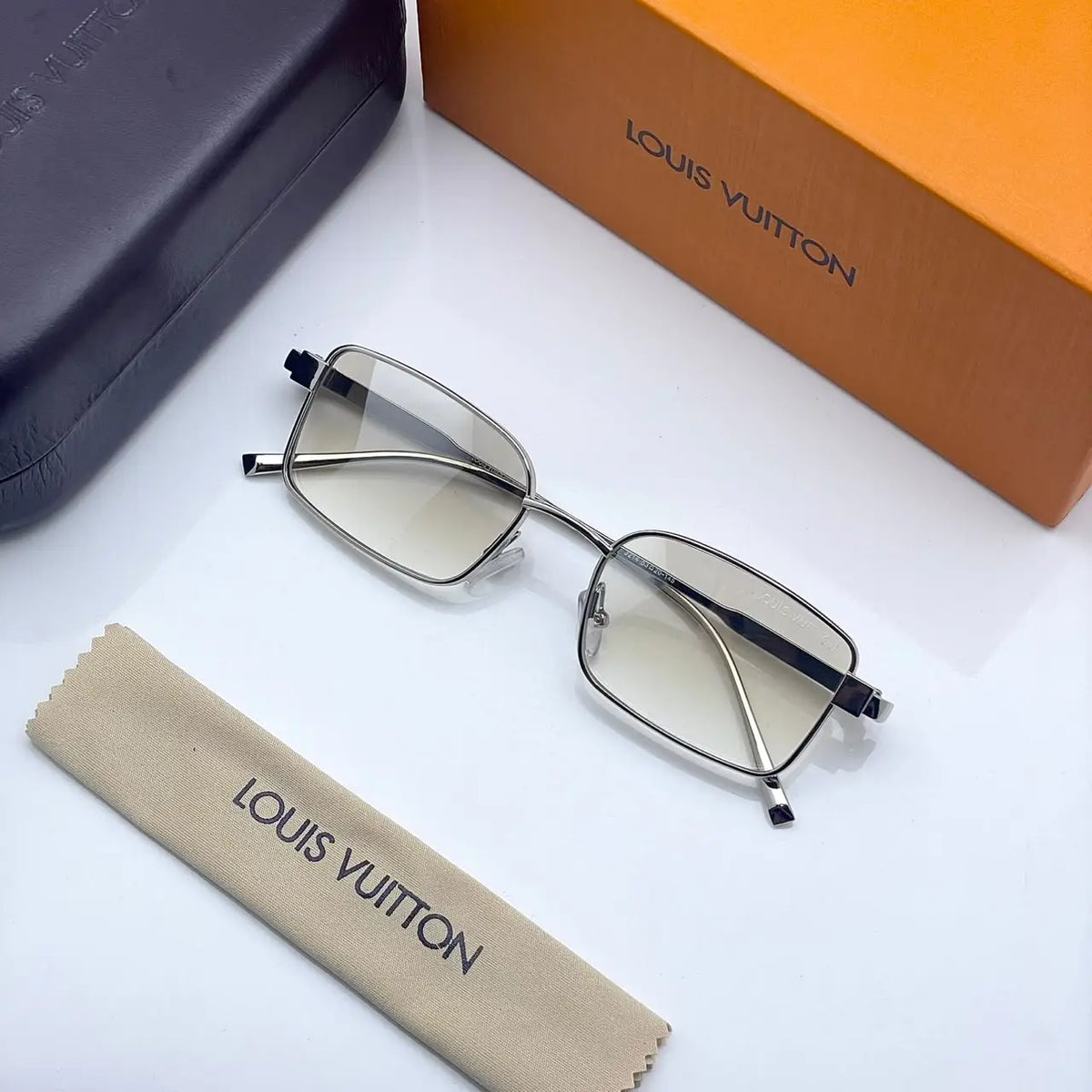 Louis Vuitton 3214 silver plano