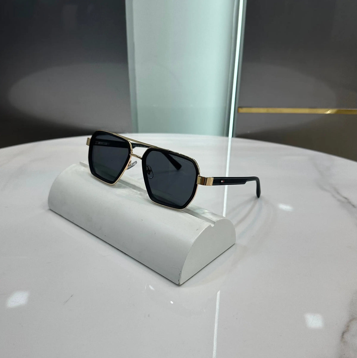 Tommy Hilfige r Gold Black Premium Shades 8174