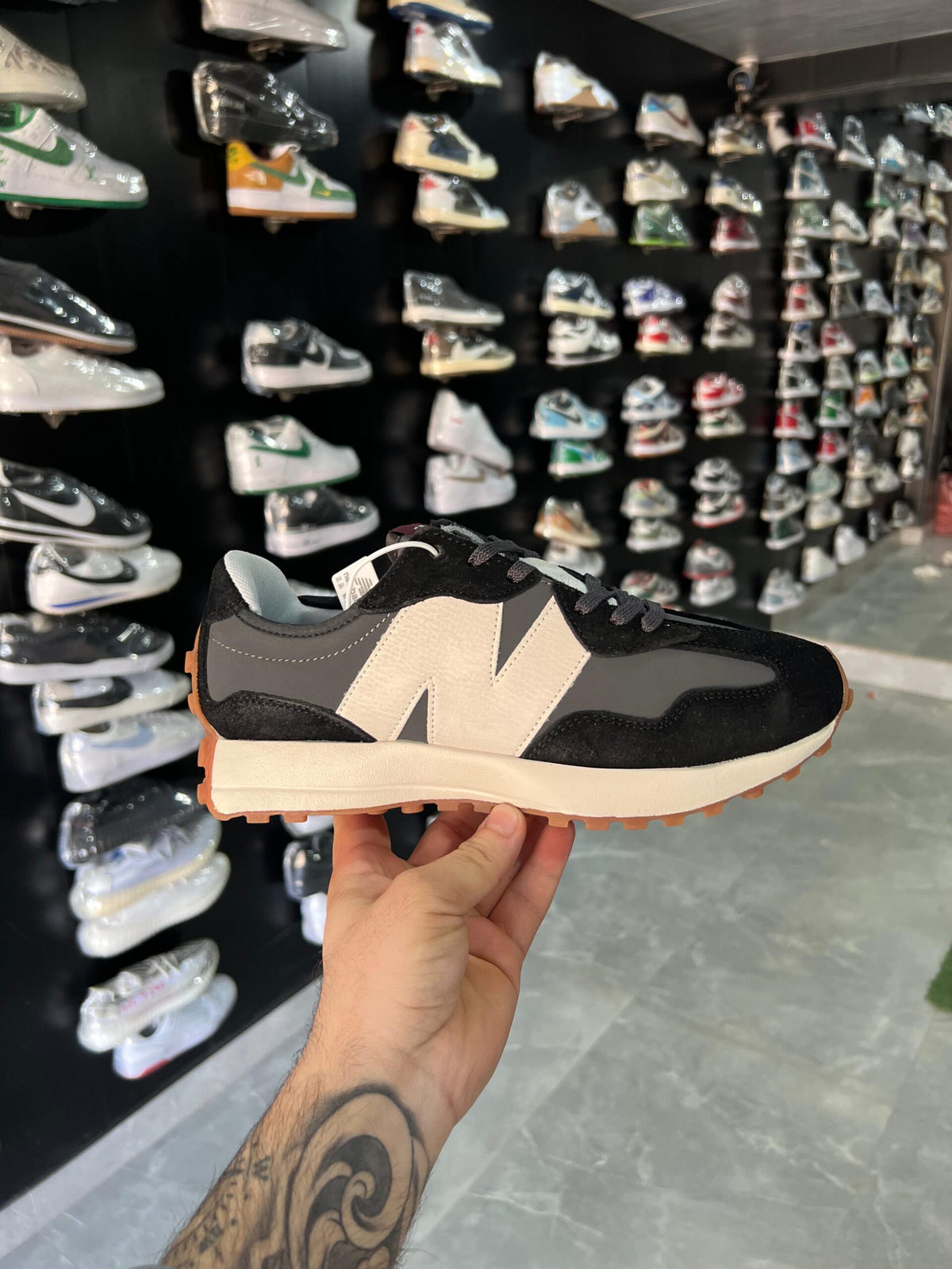 NB 327 BLACK WHITE